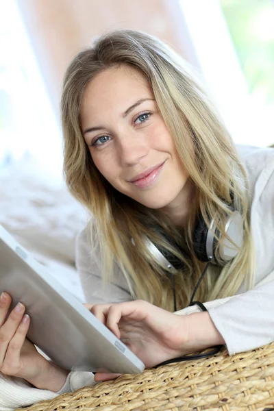 Jovem menina moderna ouvir música com tablet eletrônico — Fotografia de Stock