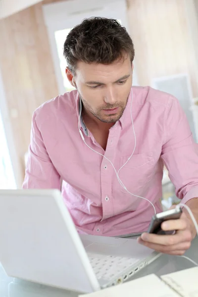 Trabajador doméstico usando smartphone y laptop — Foto de Stock