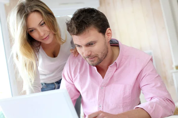Couple at home using laptop computer — Stock Photo, Image