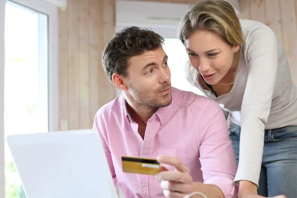 Casal usando cartão de crédito para fazer compras online — Fotografia de Stock