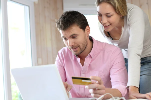 Casal usando cartão de crédito para fazer compras online — Fotografia de Stock