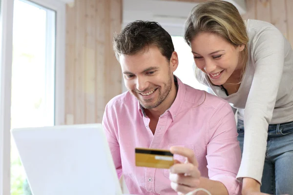 Casal usando cartão de crédito para fazer compras online — Fotografia de Stock