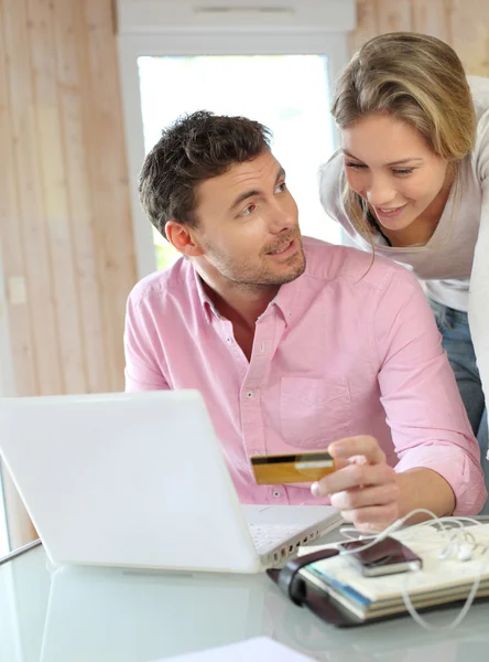 Casal usando cartão de crédito para fazer compras online — Fotografia de Stock