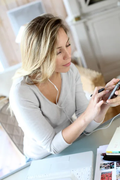 Woman typing message on smartphone — Stock Photo, Image