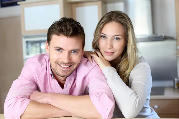 Retrato de pareja enamorada de pie en la cocina casera — Foto de Stock