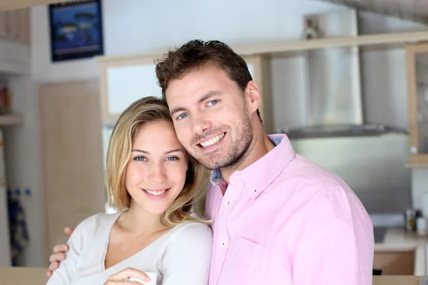 Retrato de casal apaixonado em pé na cozinha em casa — Fotografia de Stock