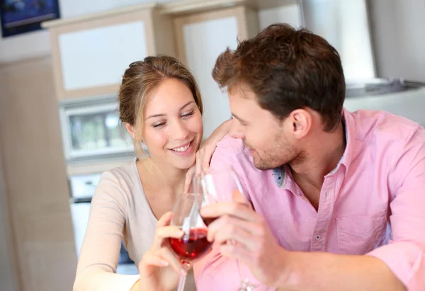 Feliz casal torcendo com copo de vinho — Fotografia de Stock