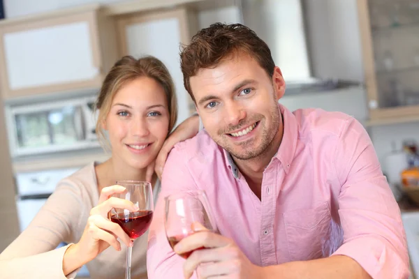 Feliz casal torcendo com copo de vinho — Fotografia de Stock