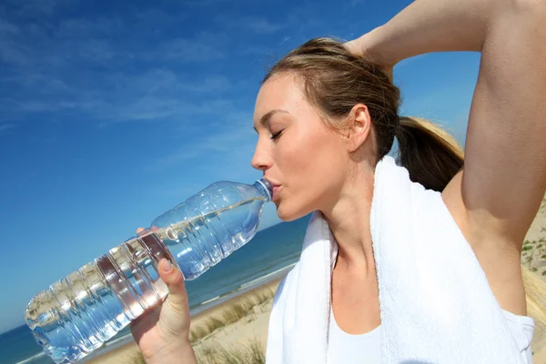 Ritratto di jogger acqua potabile da bottiglia — Foto Stock