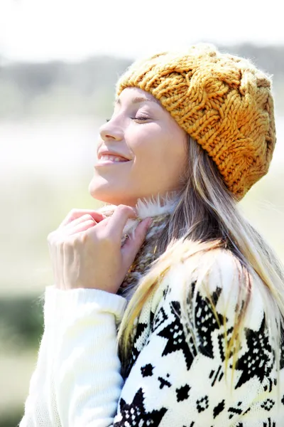 Porträtt av blond kvinna i vinterkläder och tillbehör — Stockfoto