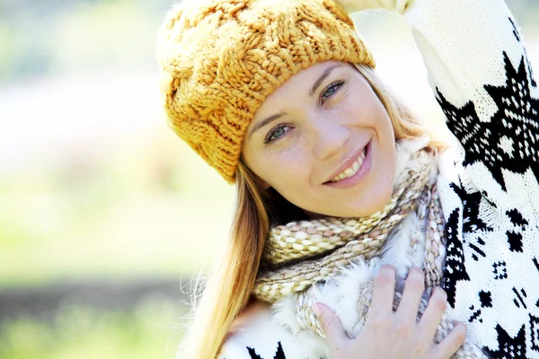 Ritratto di donna bionda in abiti e accessori invernali — Foto Stock