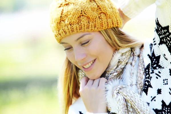 Ritratto di donna bionda in abiti e accessori invernali — Foto Stock