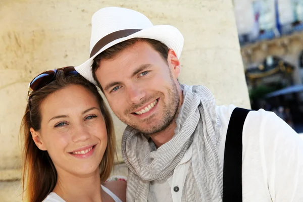 Porträtt av leende par i stan — Stockfoto