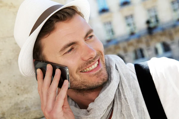 Leende trendiga killen som talar i telefon i stan — Stockfoto