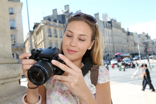 Portrét mladé turisty při pohledu na obrazovku fotoaparátu — Stock fotografie