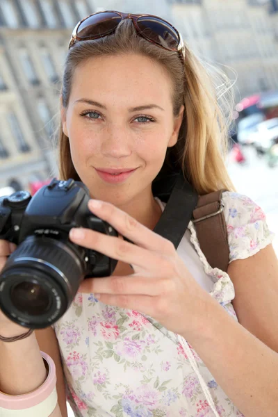 Portré fiatal turista keresi a fényképezőgép képernyőn — Stock Fotó