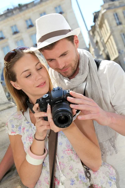 Pareja disfrutando de tomar fotos mientras visita la ciudad — Foto de Stock