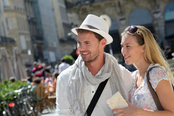 Young couple visiting city in summertime — Zdjęcie stockowe