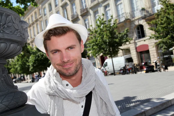 Retrato de belo homem da moda em pé na rua — Fotografia de Stock