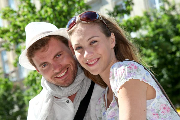 Pareja sonriente de amantes visitando la ciudad en verano — Foto de Stock