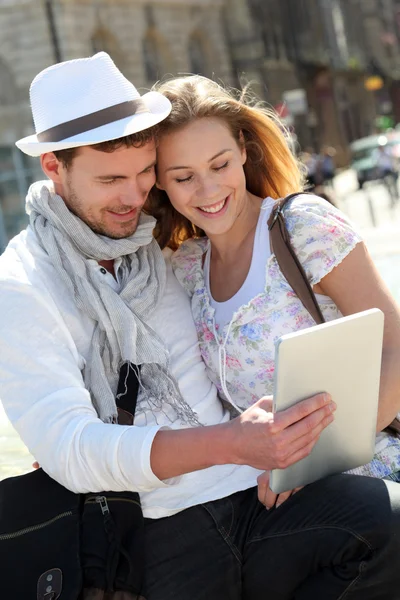 Casal na cidade usando tablet eletrônico — Fotografia de Stock