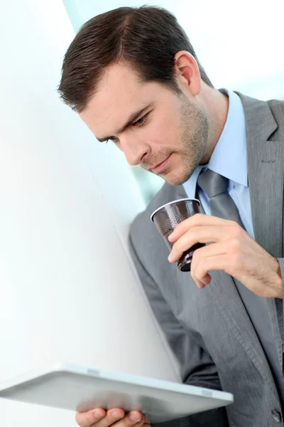 Portret van zakenman drinken koffie in gang — Stockfoto