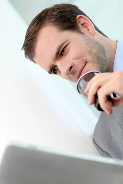 Портрет бизнесмена, пьющего кофе в коридоре — стоковое фото