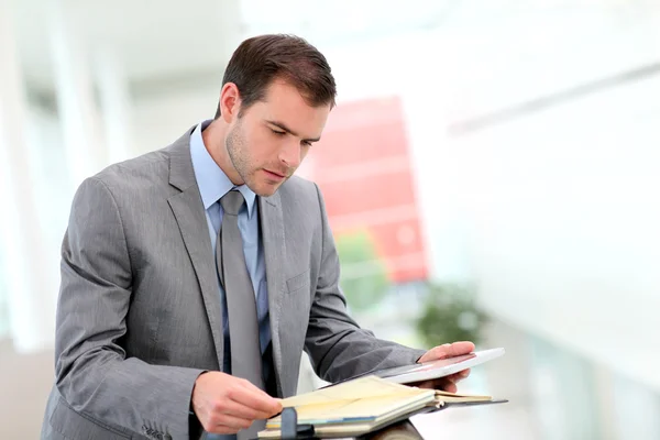 Zakenman kijken vergadering datums op agenda — Stockfoto