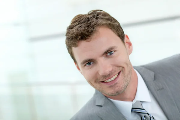 Πορτρέτο του χαρούμενα επιχειρηματίας φορώντας γκρι κοστούμι — Φωτογραφία Αρχείου