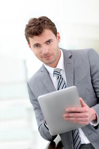 Portret van zakenman met behulp van elektronische tablet in hal — Stockfoto