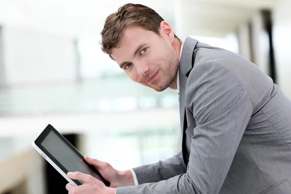 Portret biznesmen za pomocą elektronicznego tabletki w hali — Zdjęcie stockowe