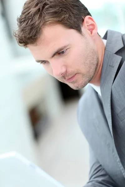 Retrato de homem de negócios usando tablet eletrônico no salão — Fotografia de Stock