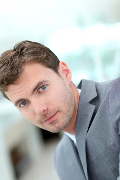 Retrato de empresário alegre vestindo terno cinza — Fotografia de Stock