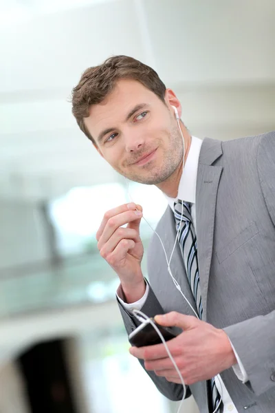 Retrato de homem de negócios falando ao telefone com fone de ouvido handfree — Fotografia de Stock