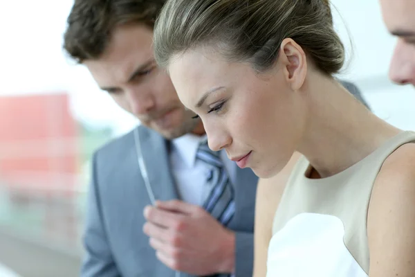 Profile view of businesswoman amongst team — Stock Photo, Image