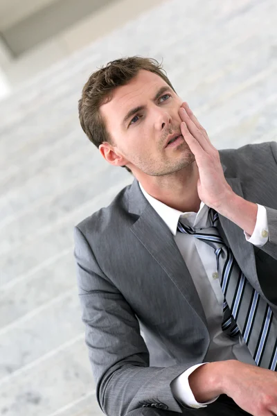 Porträt eines depressiven Geschäftsmannes im Treppenhaus — Stockfoto