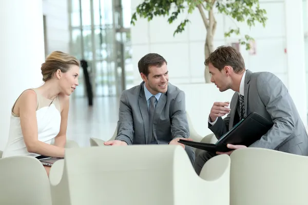 Business meeting in airport lounge — Stock Photo, Image