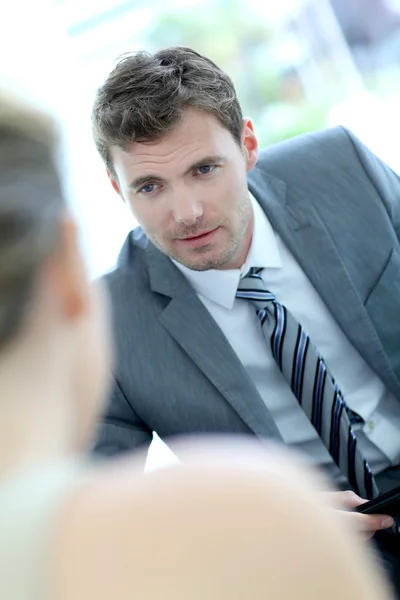 Porträt eines gutaussehenden Geschäftsmannes im Gespräch mit Geschäftspartner — Stockfoto