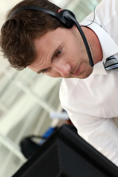 Retrato del vendedor con auriculares puestos — Foto de Stock