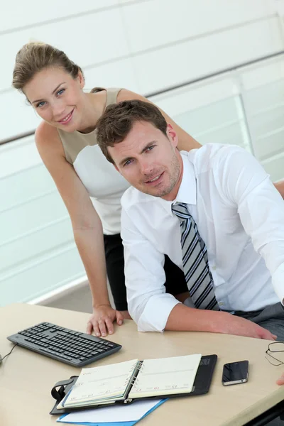 Reunião de negócios no escritório na frente do desktop — Fotografia de Stock