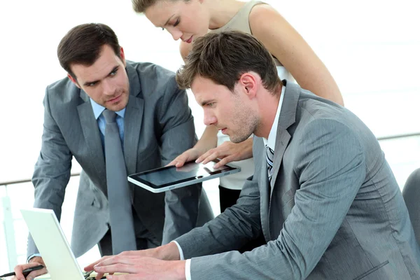 Grupp av affärsmöte runt bord — Stockfoto