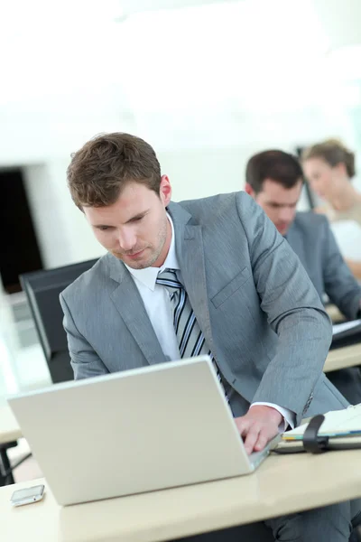 Vendedor en traje gris asistiendo a la formación empresarial —  Fotos de Stock