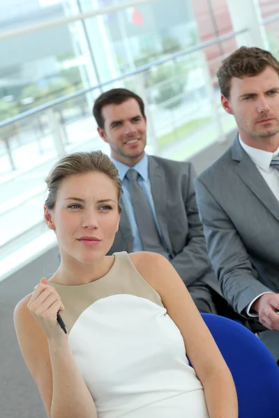 Grupp av företag i konferensrum — Stockfoto