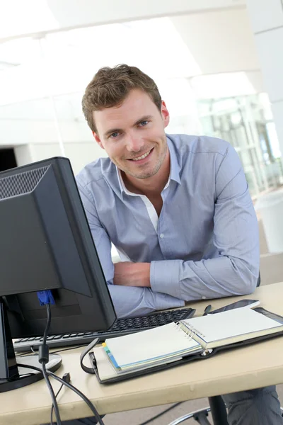 Finanzberater empfängt Kunden in seinem Büro — Stockfoto