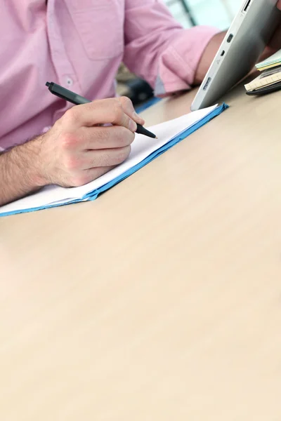 Primer plano de la escritura de la mano del hombre en papel — Foto de Stock