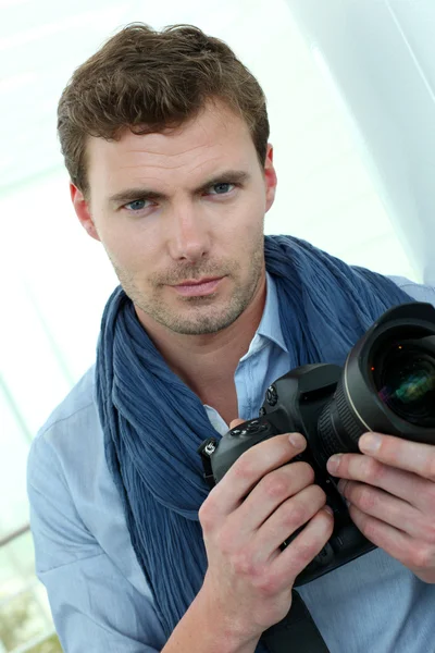 Όμορφος άντρας, κρατώντας τη φωτογραφική μηχανή φωτογραφιών — Φωτογραφία Αρχείου