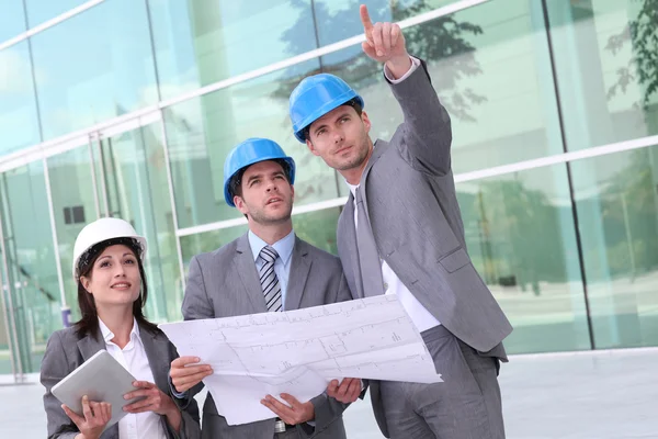 Unternehmen prüfen Baustelle — Stockfoto