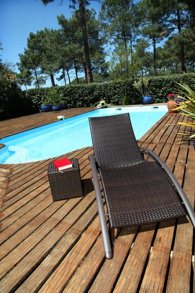 Vista de cadeiras longas definidas pela piscina — Fotografia de Stock