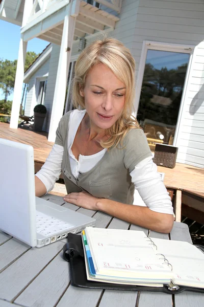 Teleworker před latptop počítač doma — Stock fotografie