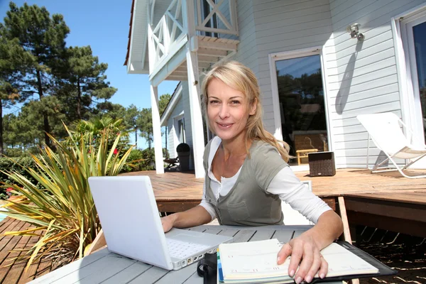 Teleworker na frente do computador latptop em casa — Fotografia de Stock